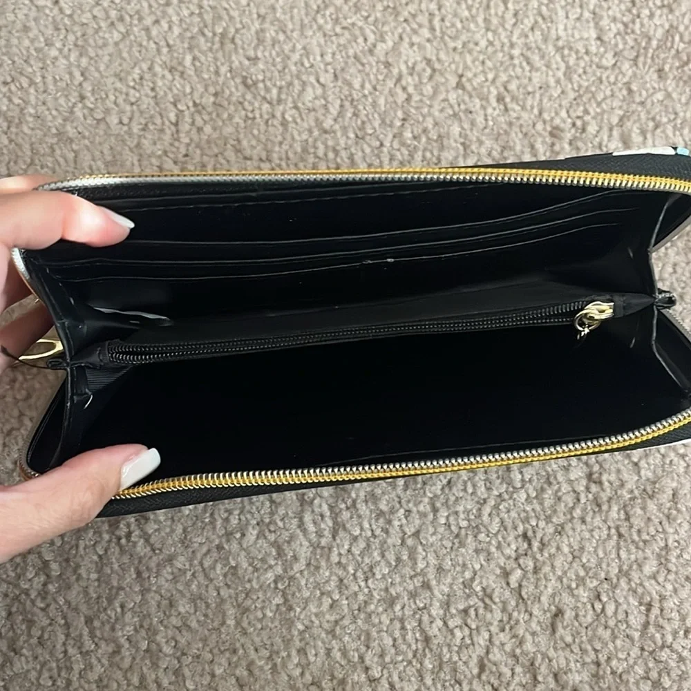 “Hello Kitty Wallet” - Picture 3 of 6